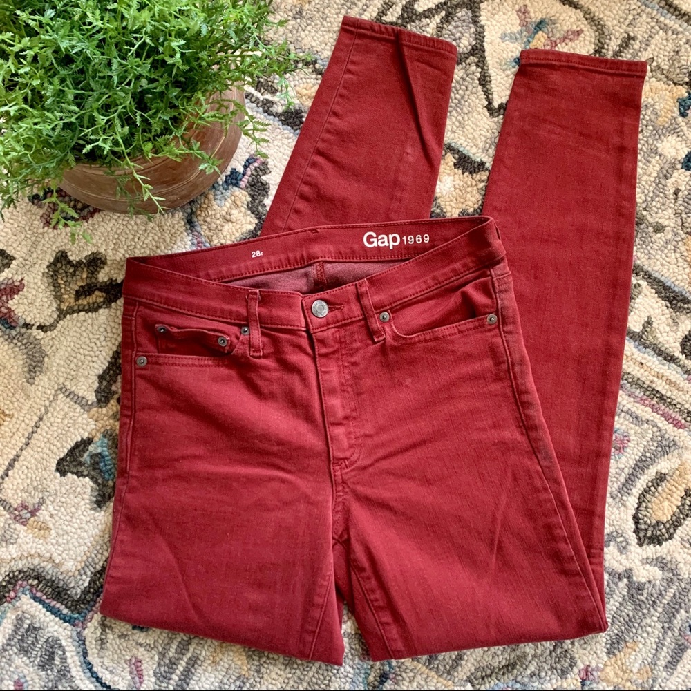 ✨GAP size 28R red skinny jeans.